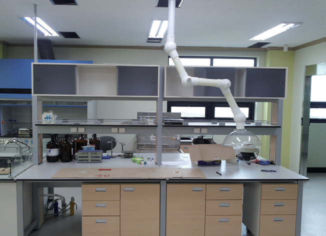 Cosmetic company research institute arm hood installation [첨부 이미지1]